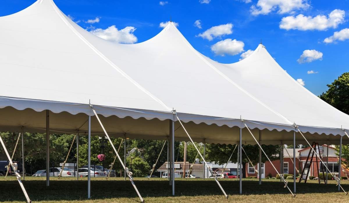 خيام وتندات كبيرة